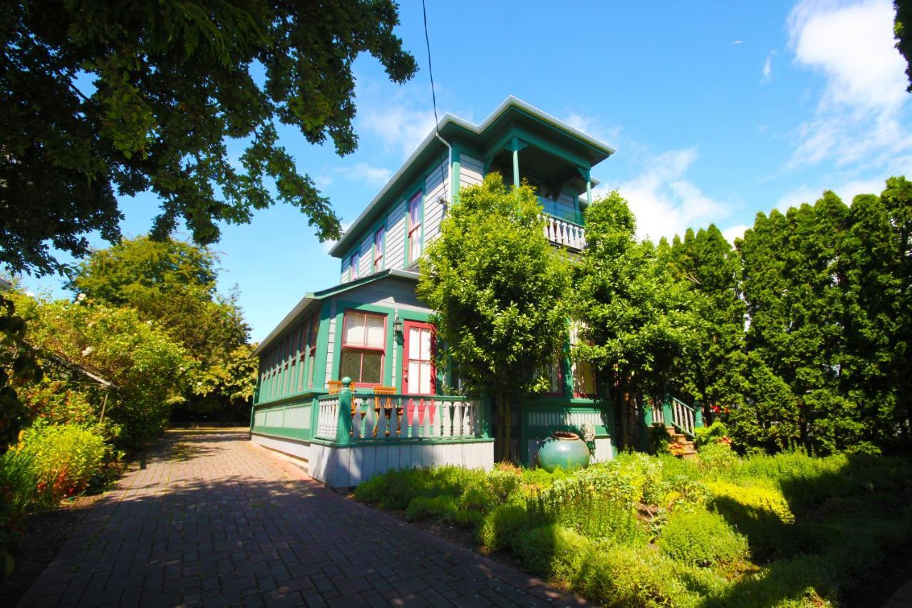 Spinnakers Gastro Brewpub & Guesthouses Victoria Exterior photo