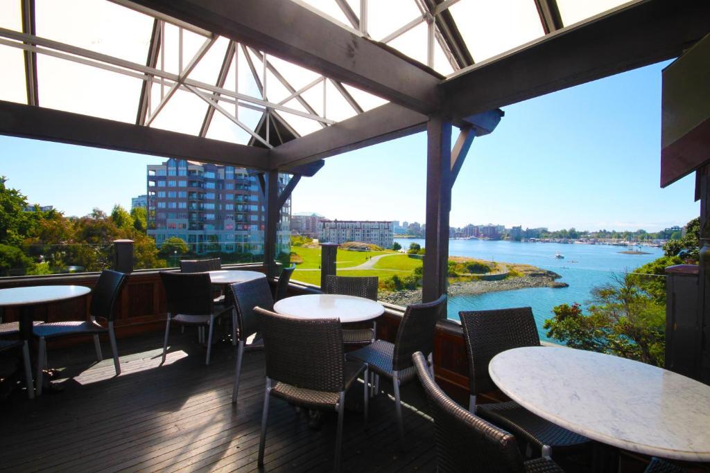 Spinnakers Gastro Brewpub & Guesthouses Victoria Exterior photo