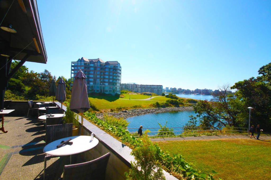 Spinnakers Gastro Brewpub & Guesthouses Victoria Exterior photo