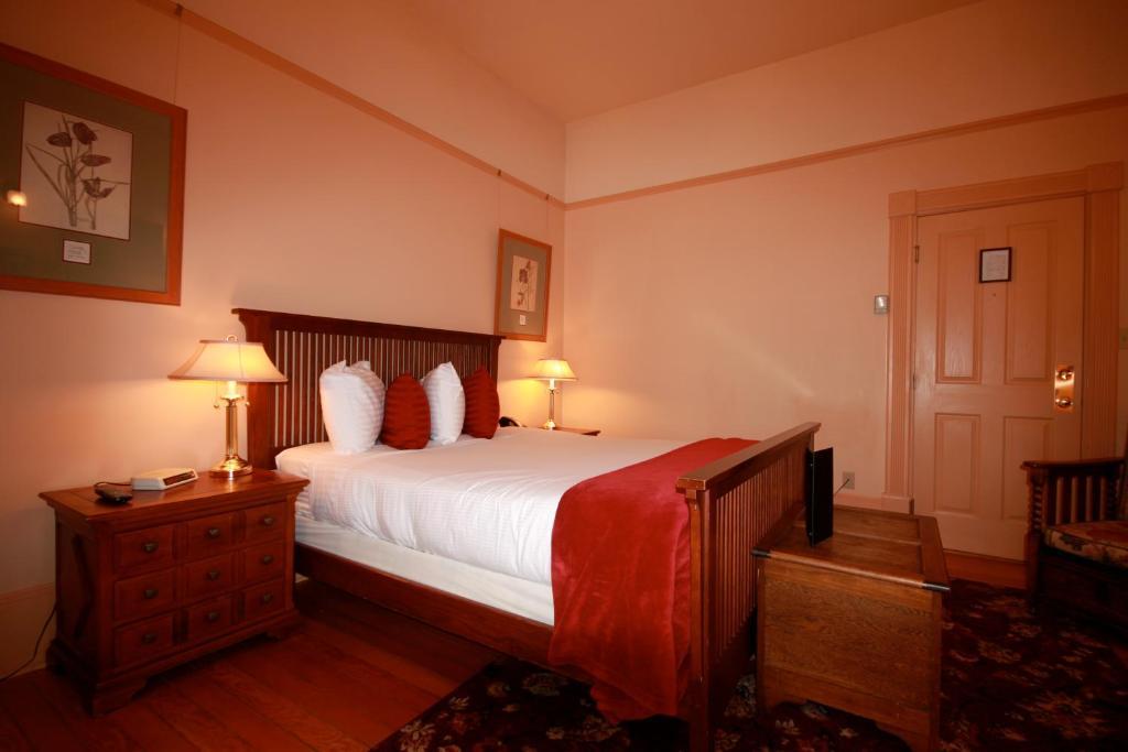 Spinnakers Gastro Brewpub & Guesthouses Victoria Room photo