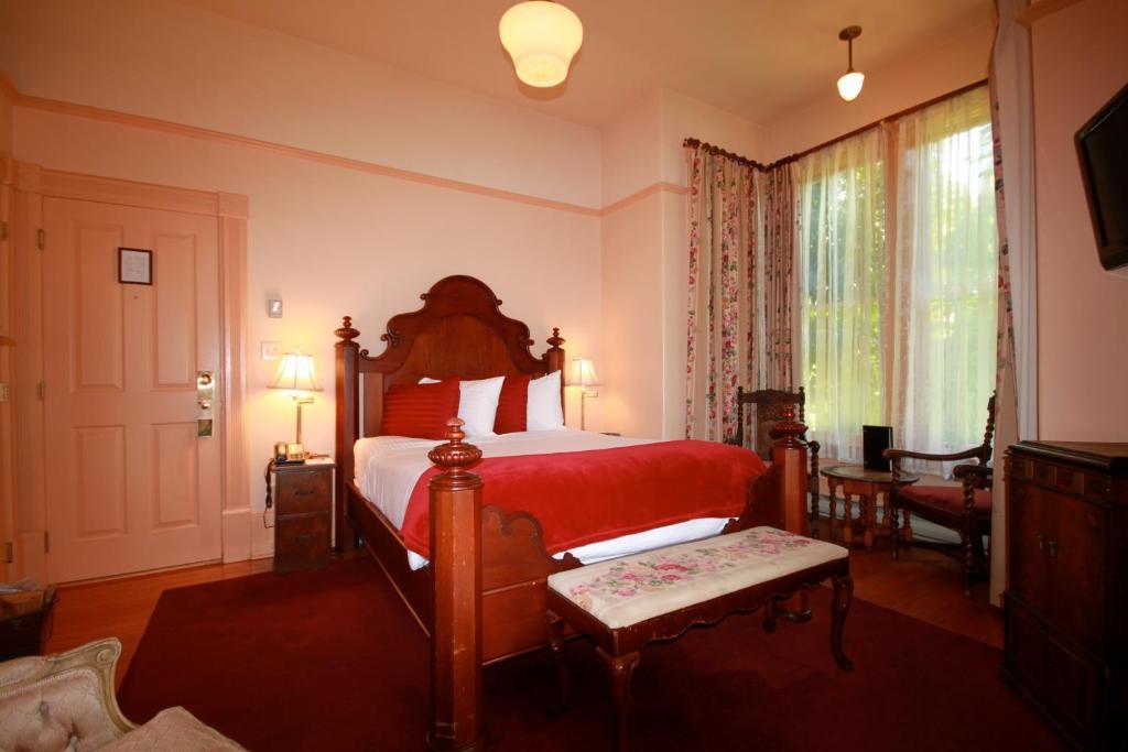 Spinnakers Gastro Brewpub & Guesthouses Victoria Room photo