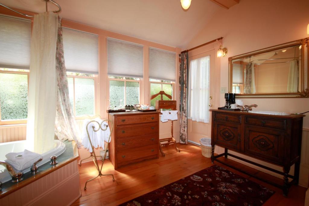 Spinnakers Gastro Brewpub & Guesthouses Victoria Room photo