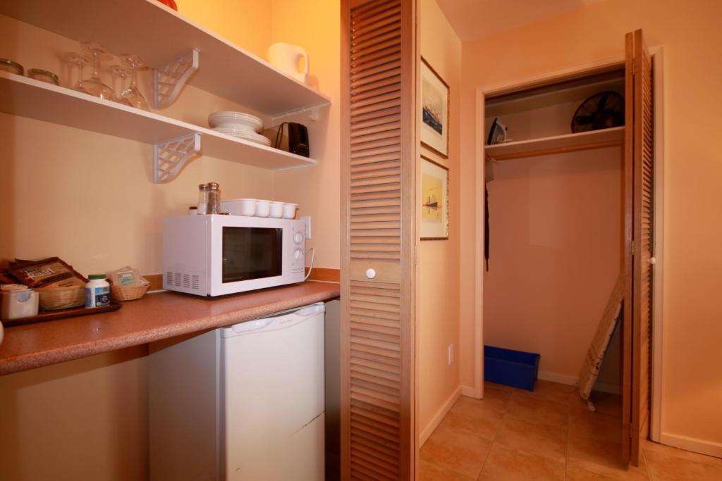Spinnakers Gastro Brewpub & Guesthouses Victoria Room photo