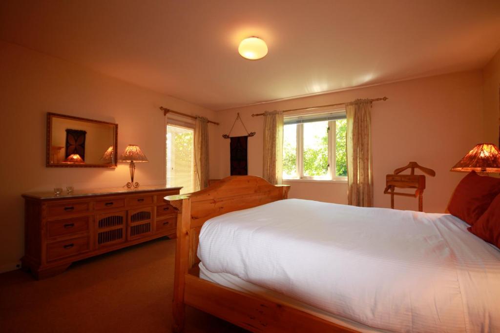 Spinnakers Gastro Brewpub & Guesthouses Victoria Room photo