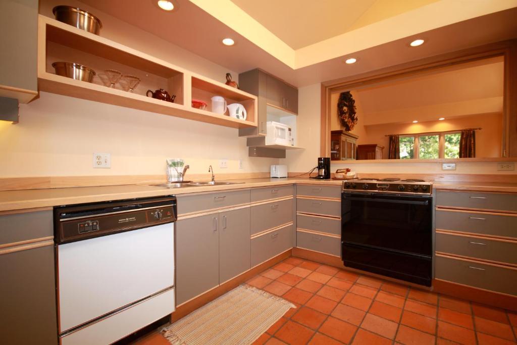 Spinnakers Gastro Brewpub & Guesthouses Victoria Room photo
