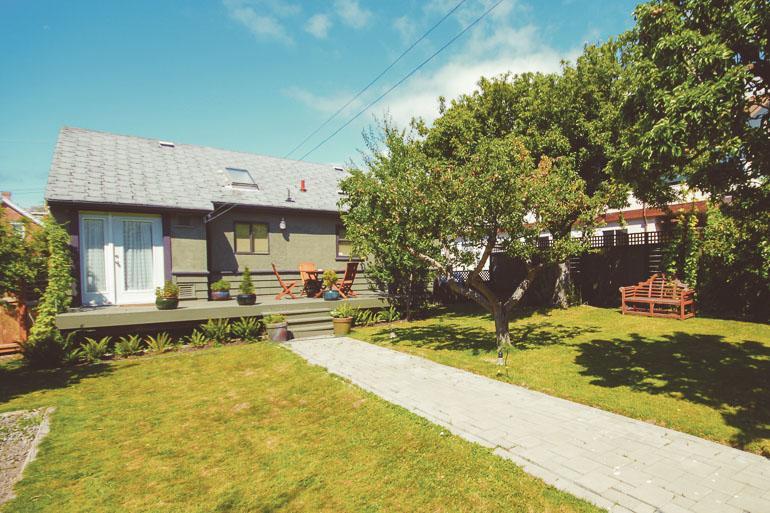 Spinnakers Gastro Brewpub & Guesthouses Victoria Exterior photo