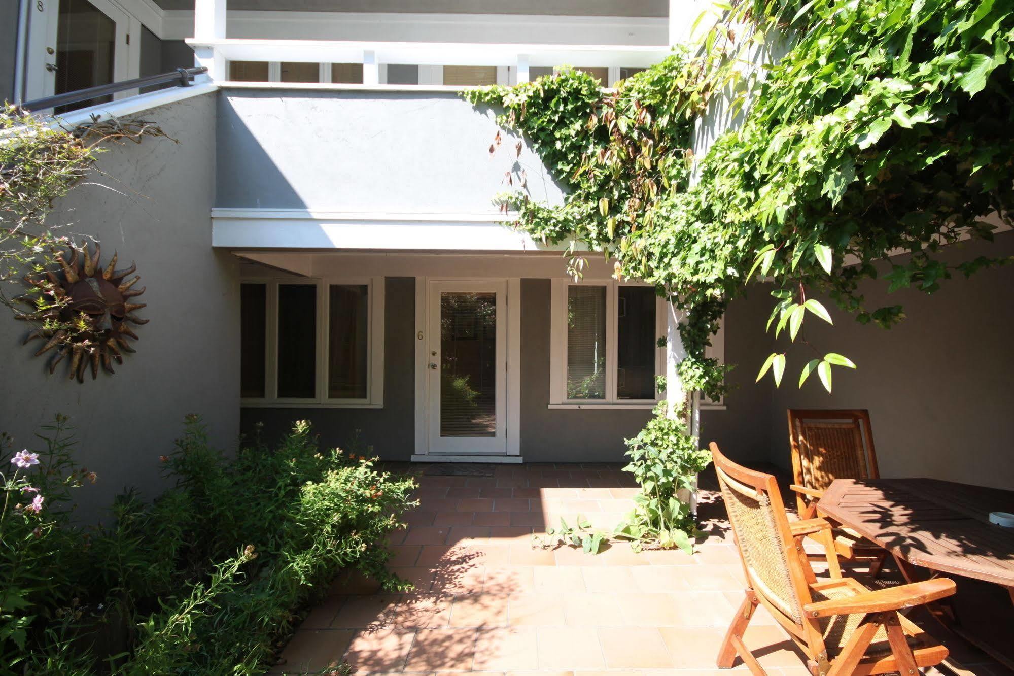 Spinnakers Gastro Brewpub & Guesthouses Victoria Exterior photo